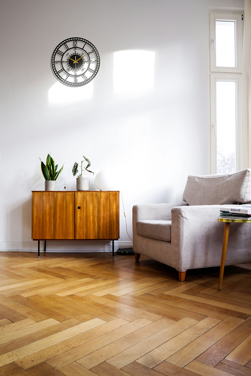 DIRECTIONAL METAL WALL CLOCK - Image 3