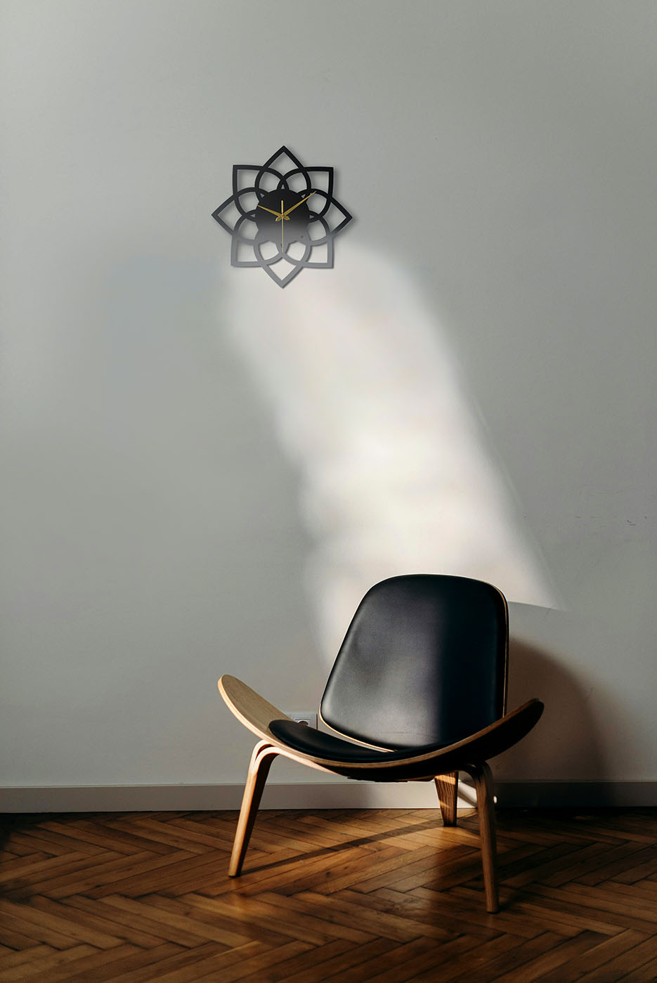 ABSTRACT LOTUS METAL WALL CLOCK - Image 4